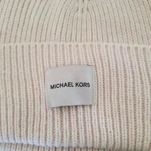 Michael Kors Women's Soft Pink Acrylic Cuffed Beanie w Logo Tag NEW - Picture 5 of 5